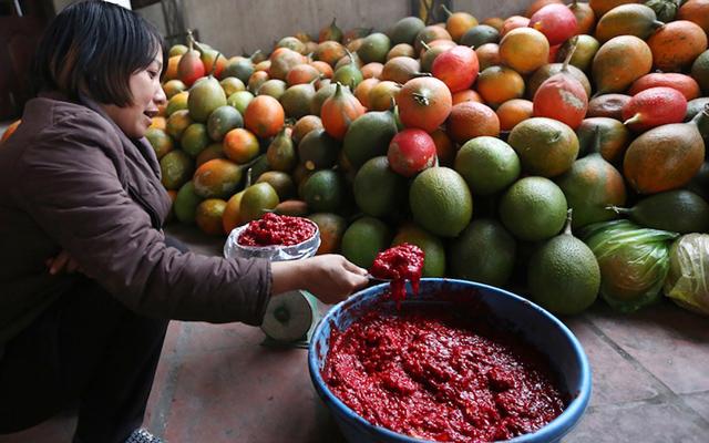 Đang mùa gấc rộ, giá cà chua đắt đỏ nên mọi nhà tranh thủ mua gấc về làm xốt trữ ăn dần mùa đông