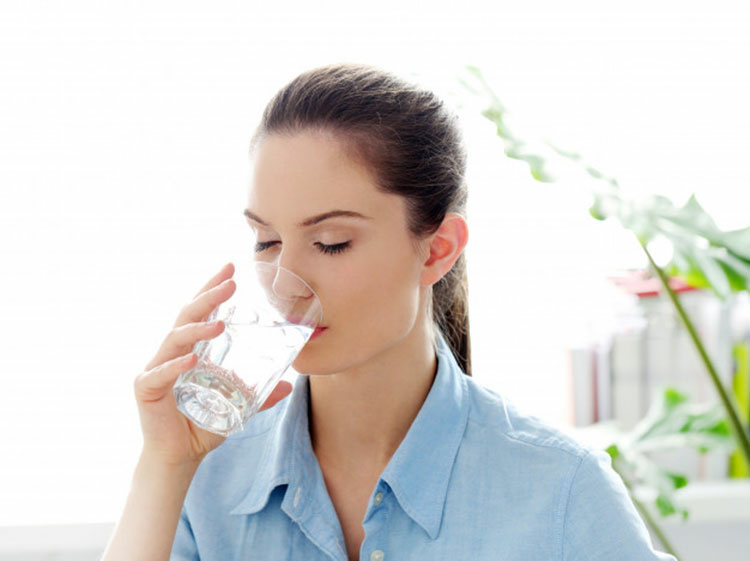 Bị trĩ do thói quen uống ít nước lọc hàng ngày cũng là một tác nhân gây ra bệnh trĩ.